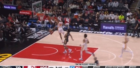 v站-秀一个！麦戈文斯抢断反击一条龙折叠暴扣