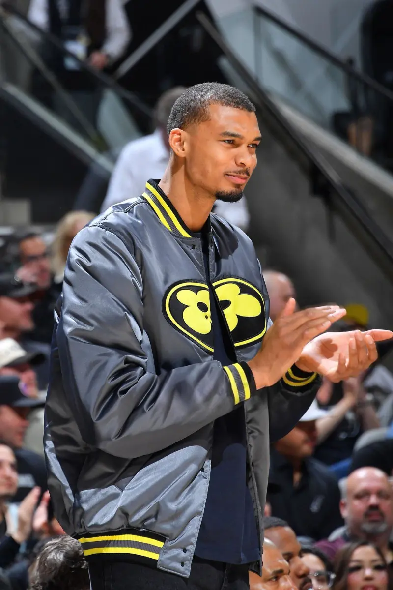 v站体育-场边助威！文班亚马身着LV联名夹克在场下为队友鼓掌喝彩